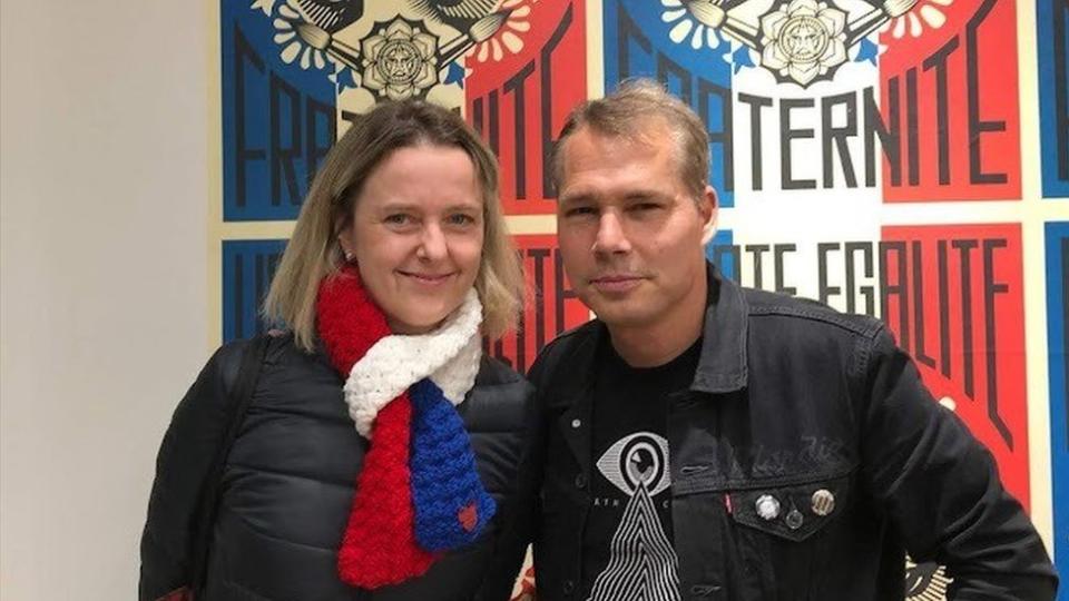 Theresa Cede con Shepard Fairey frente a su obra Liberté, Egalité, Fraternité como homenaje a todas las víctimas de los atentados del 13 de noviembre