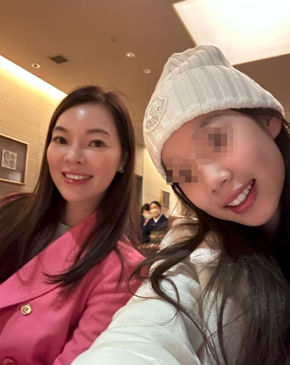 曾馨瑩和女兒妞妞在東京玩，母女玩自拍，驚豔一票網友。（翻攝曾馨瑩IG）