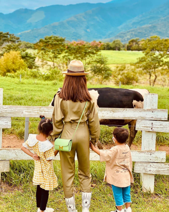 Photos of one parent with their two children with their backs to the camera is a thing in the Chou family