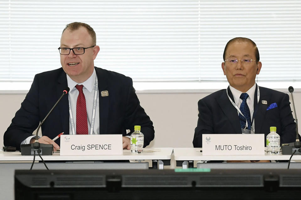 El director general Toshiro Muto, a la derecha, y Craig Spence, director de comunicaciones del Comité Paralímpico Internacional, en una conferencia de prensa en Tokio, el miércoles 5 de febrero de 2020. (Kyodo News via AP)