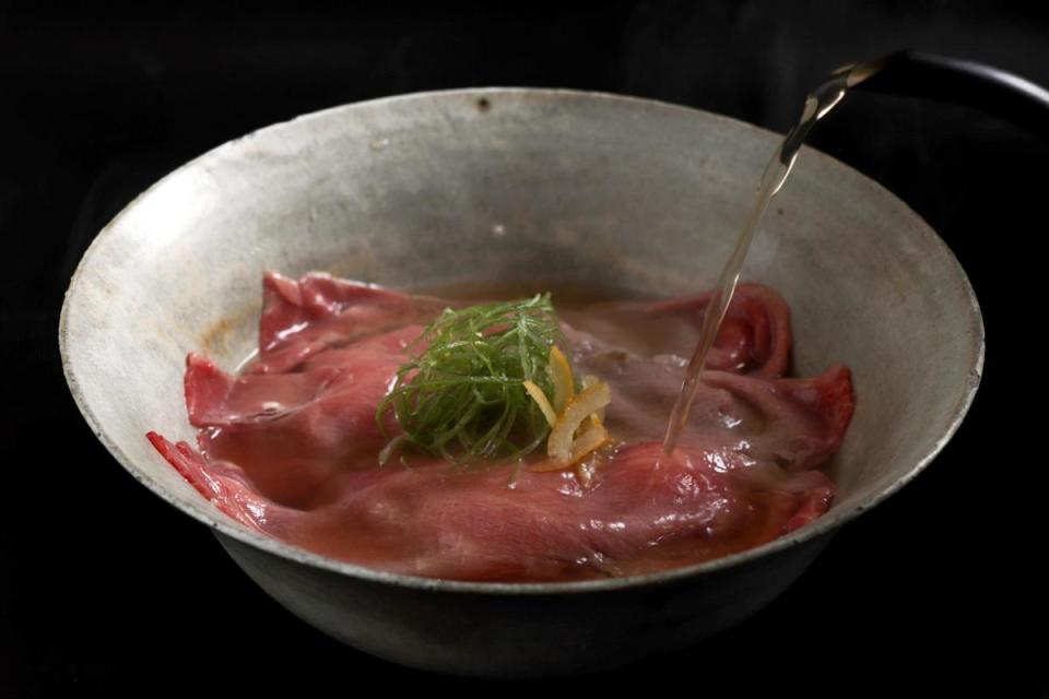 「和牛飛魚煮干拉麵」上頭鋪上的捲心肉片，由精準控溫於85℃的高湯汆炙出絕佳的嫩度。（590元／份）（和牛研究室提供）