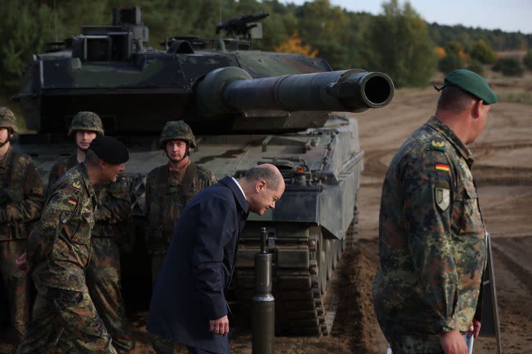 Esta foto de archivo tomada el 17 de octubre de 2022 muestra al canciller alemán, Olaf Scholz, observando un Leopard 2 de las fuerzas armadas alemanas durante un ejercicio de entrenamiento en Ostenholz, en el norte de Alemania.