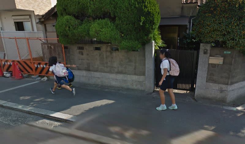 矮個子女同學成功攔截了奔跑的小男生。（圖／翻攝自Google Map）