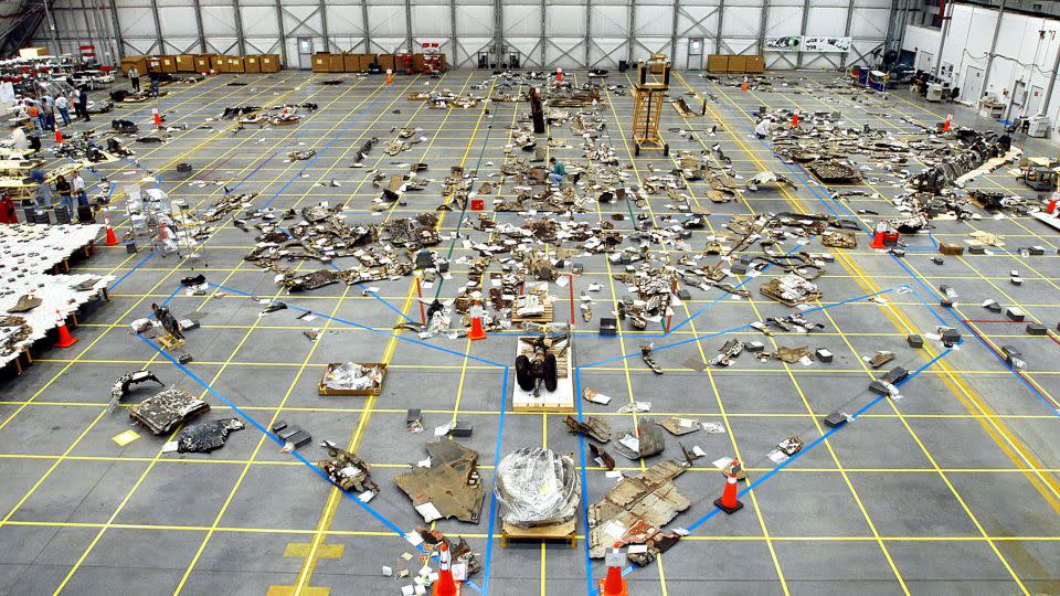 Trümmer des Space Shuttle Columbia liegen im Mai 2003 auf dem Boden des RLV-Hangars im Kennedy Space Center in Florida. – Getty Images