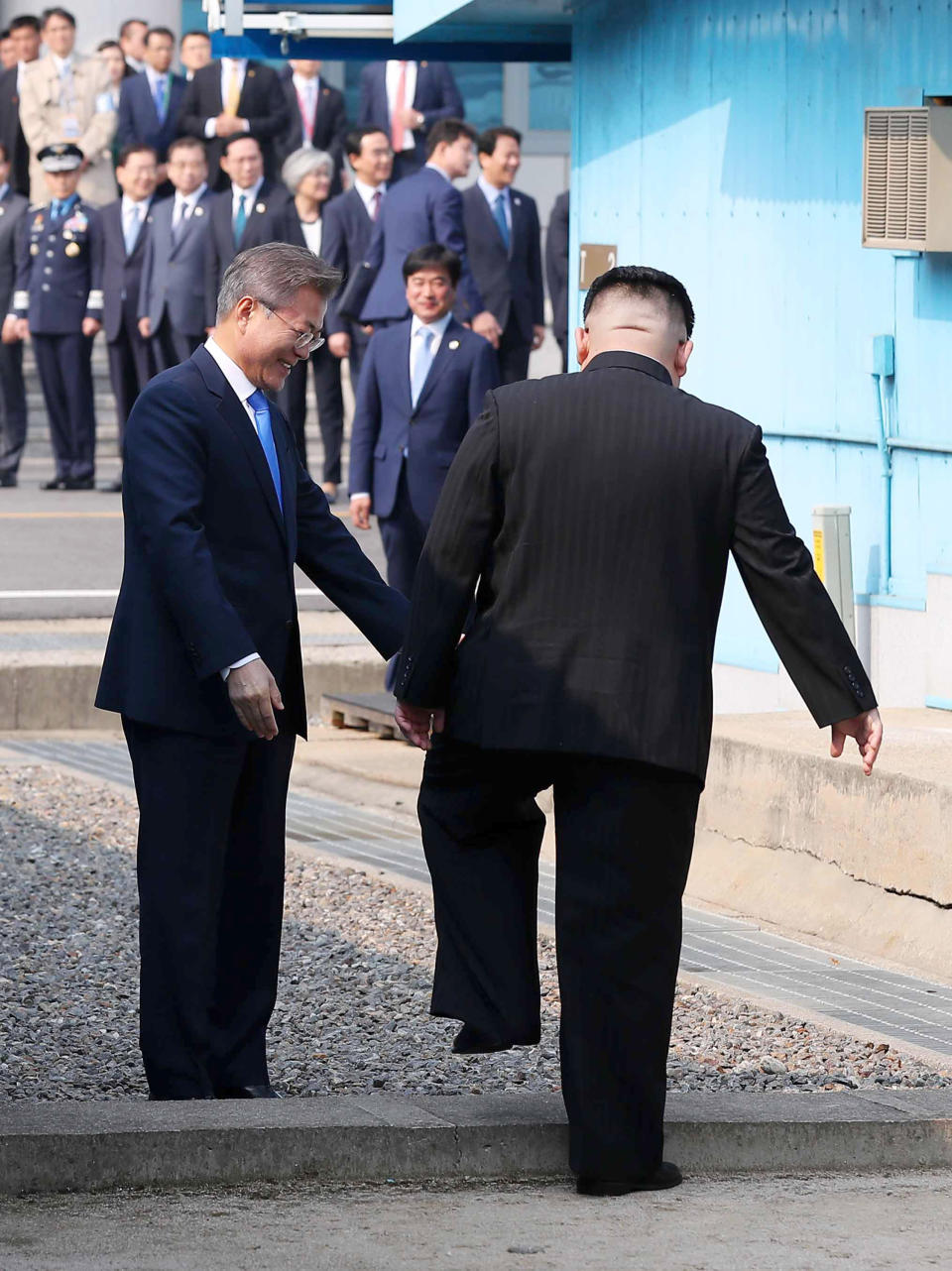 兩韓峰會27日登場，北韓領導人金正恩（前右）跨越北緯38度的軍事分界線，南韓總統文在寅（前左）親自迎接。（中央社／南北韓峰會共同採訪團提供）
