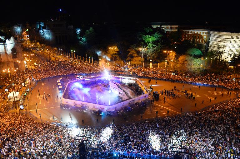 Real Madrid football fans wait for their team at Plaza Cibeles in Madrid after they won the Spanish Copa del Rey (King's Cup) final against Barcelona in Valencia on April 16, 2014