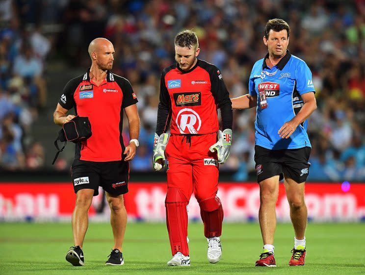 Peter Nevill (M.) konnte das Feld auf seinen Füßen verlassen, musste aber ins Krankenhaus (Foto: Getty Images)