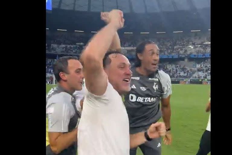 Milito festeja su primer título como entrenador y también al mando de Atlético Mineiro