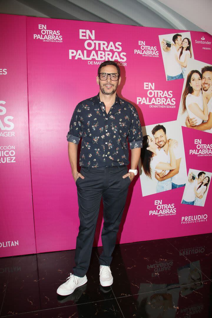Con una camisa con estampa floreada, pantalones y zapatillas urbanas, el periodista Rodrigo Lussich dijo presente en el Metropolitan