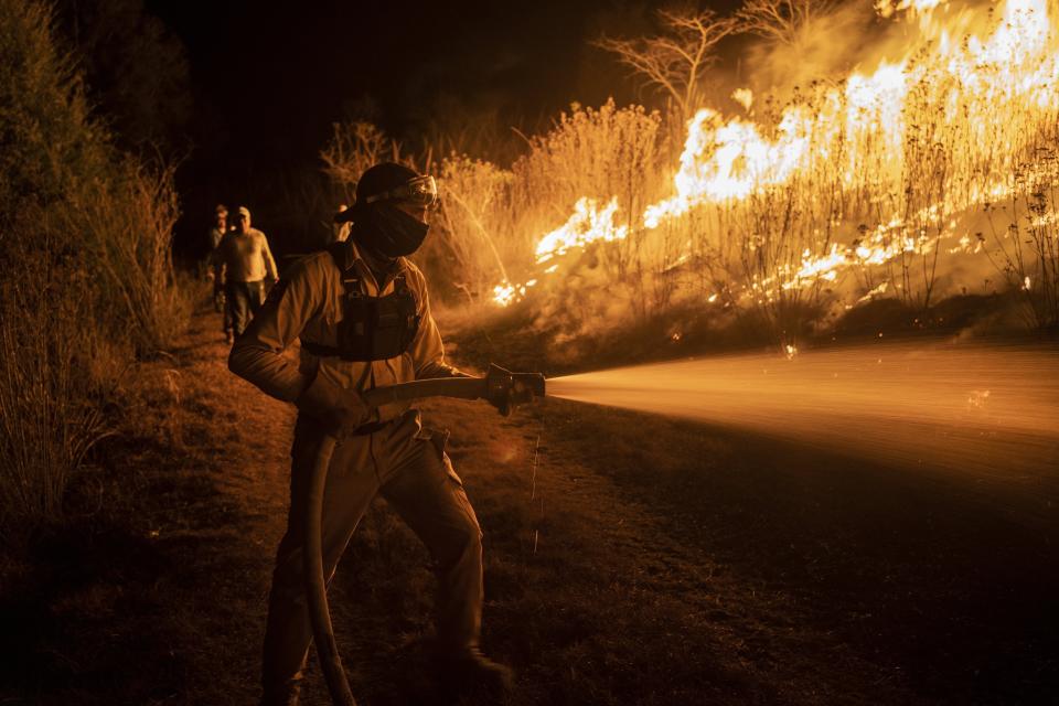 Un bombero trabaja para contener incendios forestales en Nogales, en la zona de alta montaña del estado de Veracruz, México, el lunes 25 de marzo de 2024. (AP Foto/Félix Márquez)