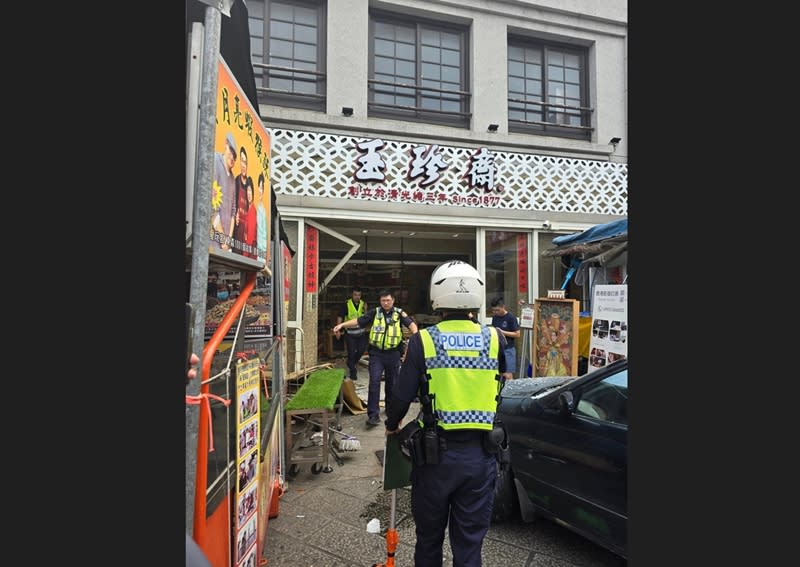 知名糕餅店玉珍齋位在彰化鹿港天后宮旁的廟口門市，17日下午被車輛衝撞店面，造成兩人受傷送醫，警方獲報到場處理，車禍發生原因及經過仍在釐清中。（中央社／民眾提供）