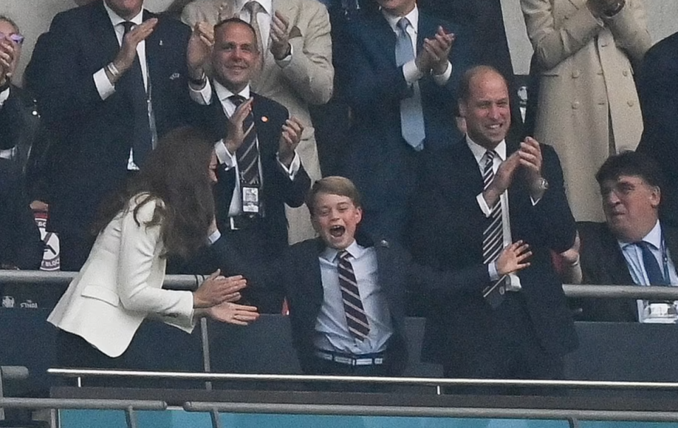 英格蘭不到2分鐘率先破門，喬治小王子（中）興奮跳起來。（翻攝SirTsonga推特）