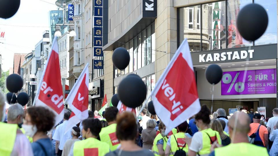 Betriebsräte von Galeria Karstadt Kaufhof und Karstadt Sports demonstrieren vor einer Filiale in Dortmund.