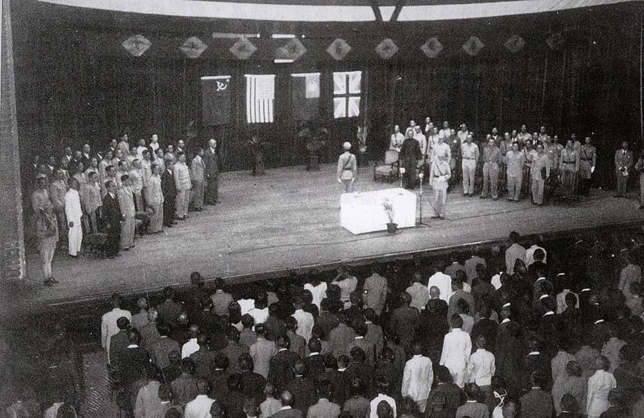 1945年日本敗降，同年10月25日在台北公會堂舉行中國戰區受降典禮，典禮臺上懸掛英中美蘇四國同等大小的國旗，表示日本是向盟軍投降，但陳儀卻宣稱「台灣光復了」圖／維基百科