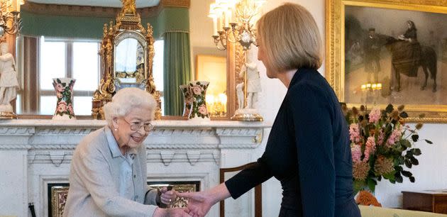 El saludo entre Isabel II y Liz Truss. (Photo: Getty Images)
