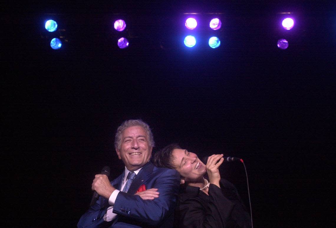 Tony Bennett and k.d. lang sing a duet during their concert at Raleigh’s Walnut Creek Pavillion Aug. 5, 2001. SUSANA VERA/NEWS & OBSERVER FILE PHOTO