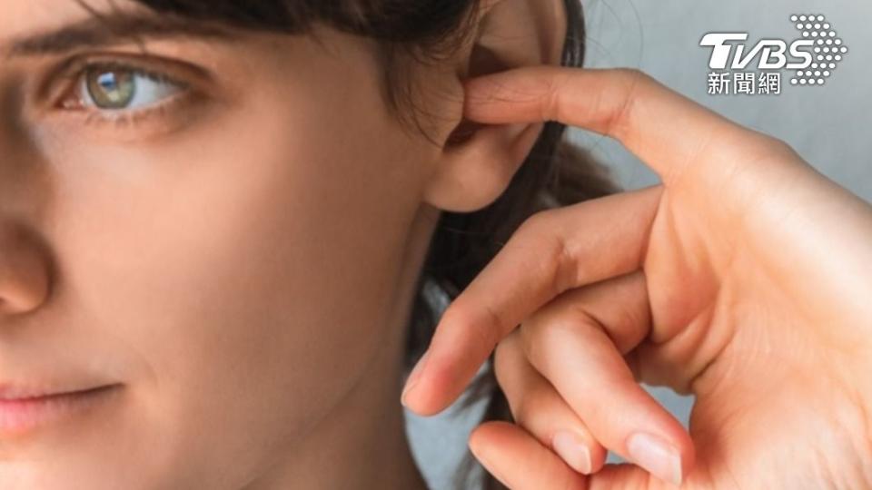 指甲不乾淨亂挖耳朵，容易造成感染。（示意圖／shutterstock達志影像）