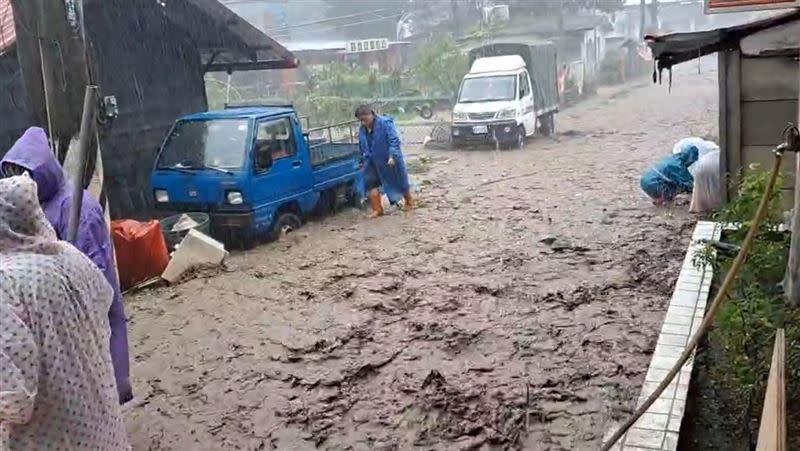 卡努颱風暴雨灌南投仁愛鄉，爆發土石流，2戶民宅3車遭掩埋。（圖／都達村村長提供）