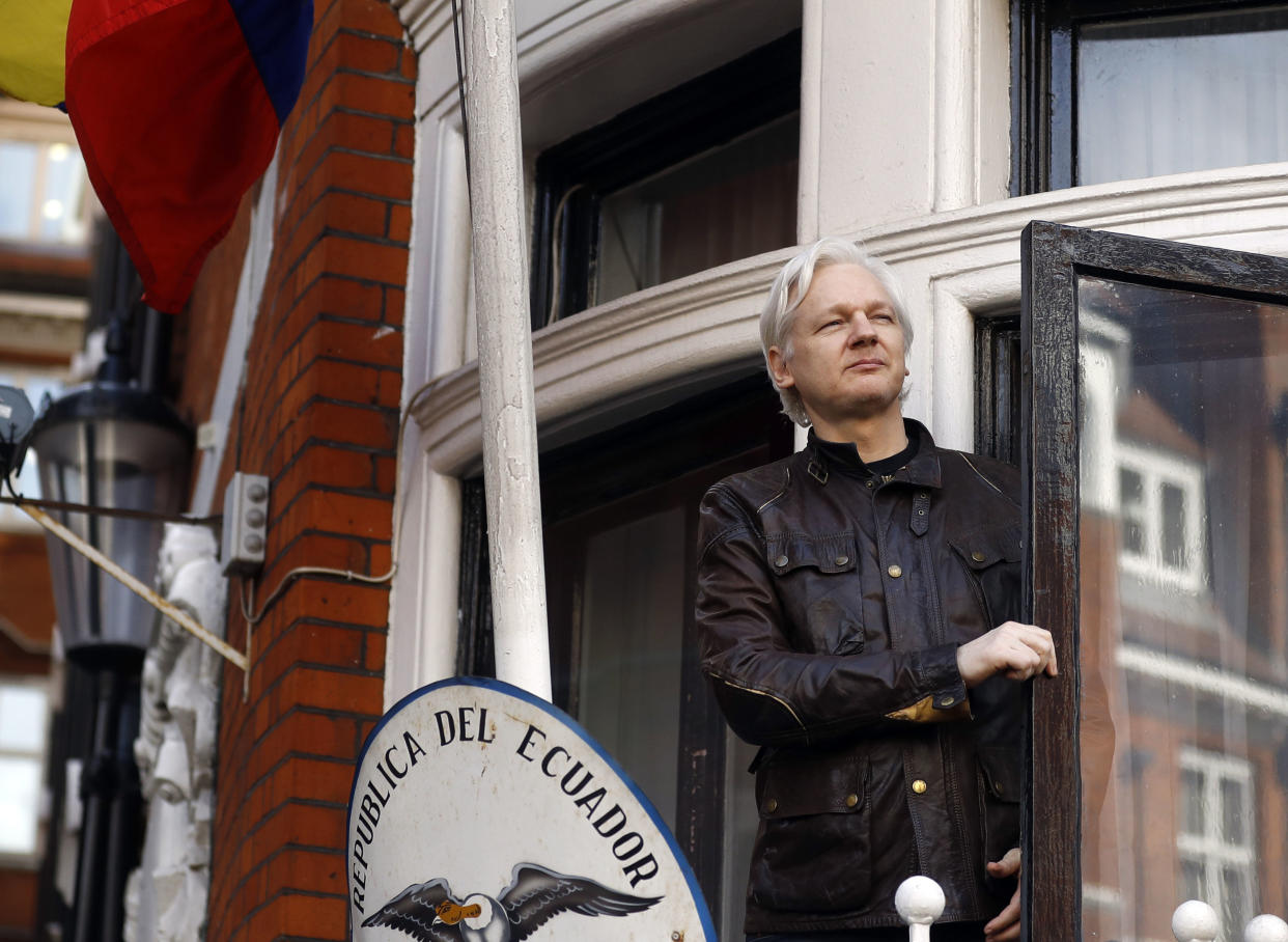 En esta imagen de archivo, tomada el 19 de mayo de 2017, el fundador de WikiLeaks, Julian Assange, mira al exterior desde el balcón de la embajada de Ecuador en Londres, donde solicitó asilo. (AP Foto/Frank Augstein, archivo)