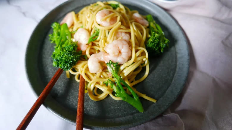 noodles with shrimp and broccoli