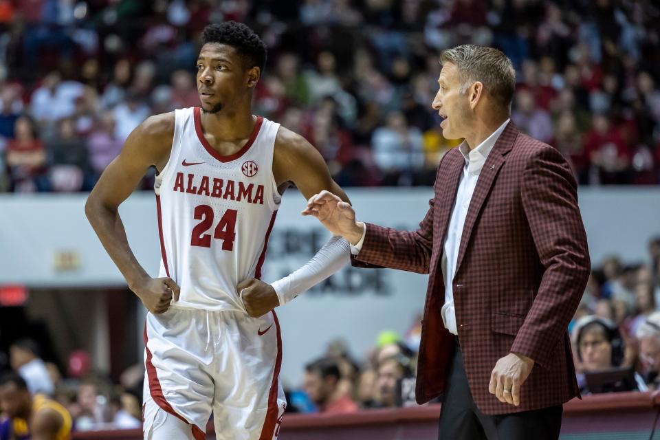 Alabama forward Brandon Miller, left, and Alabama head coach Nate Oats talk during the first half of their team's matchup against LSU on Saturday, Jan. 14, 2023, in Tuscaloosa, Alabama.
