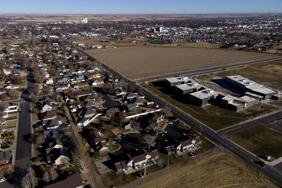 Una vista general muestra la localidad de Fort Morgan, Colorado, una pequeña localidad en las llanuras al este de Denver, el domingo 17 de diciembre de 2023 en Fort Morgan, Colorado. (AP Foto/Julio Cortez)