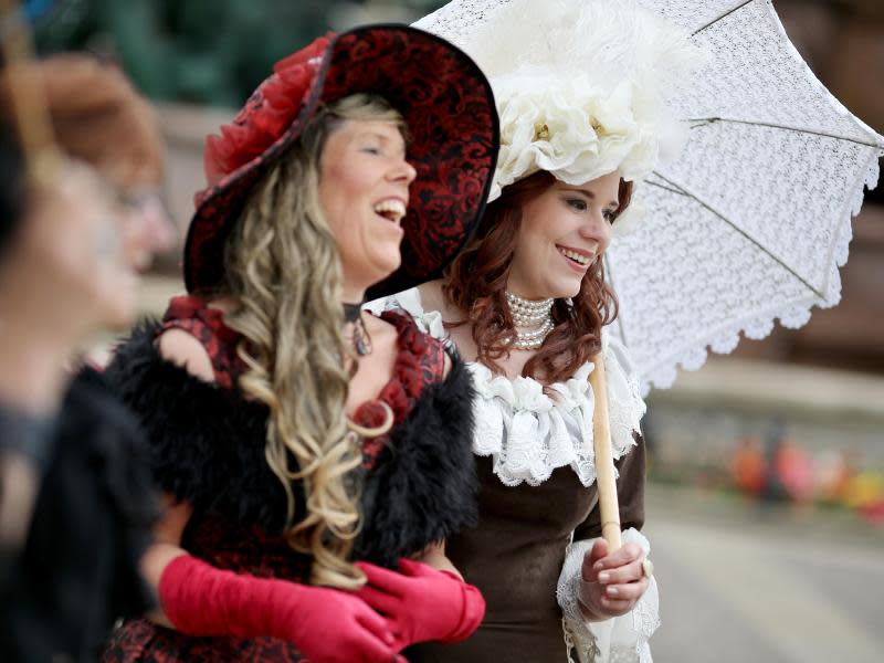 Diese viktorianischen Ladys haben Spaß. Foto: Jan Woitas