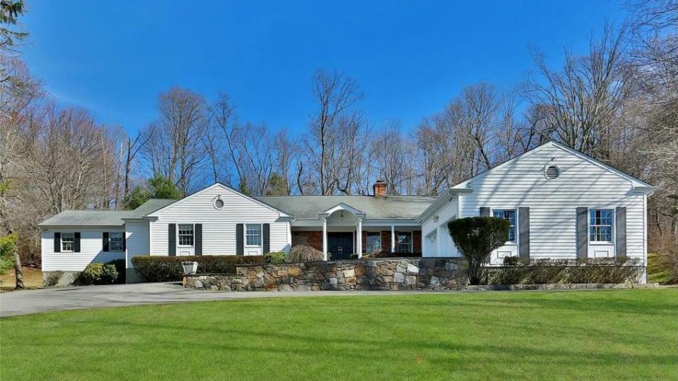 Clintons buys another home in Chappaqua.