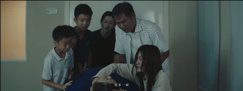 李青青女兒看了《如果那通電話有接通》MV後，突然有了不祥預感。（圖／翻攝Dior大穎YT）