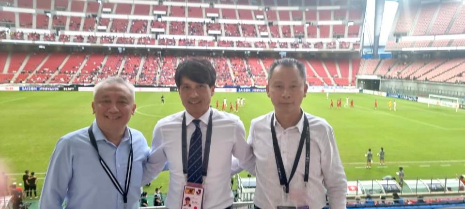 王筱薰 (右) 與前日本男足隊長宮本恆靖 (中)、FIFA 技術顧問 Mike Wong (左) 合照。(圖：王筱薰提供)