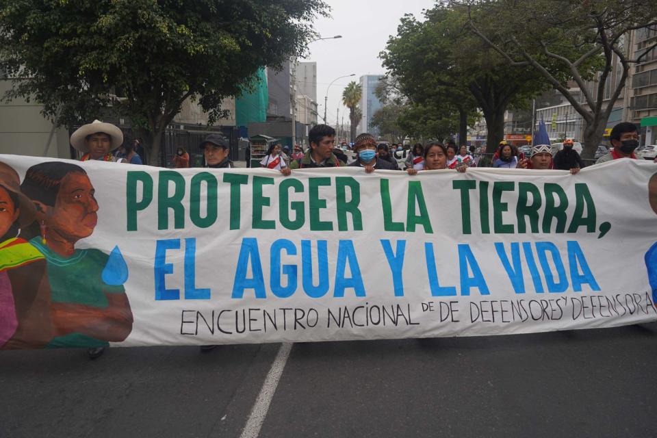 Marcha para exigir acciones frente a los ataques de defensores ambientales realizada en junio de este año en la capital peruana, Lima. Foto: Cooperacción.
