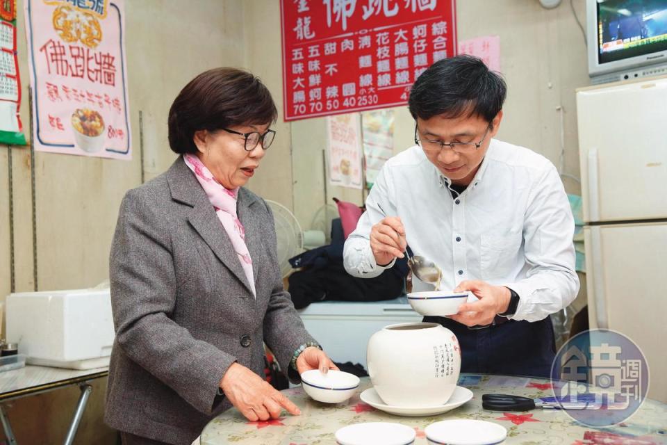 為保留傳統台菜滋味，欣光和濱江街70年老店「連金龍佛跳牆」合作推調理包，詹金和（右）和創辦人連太太（左）試菜。