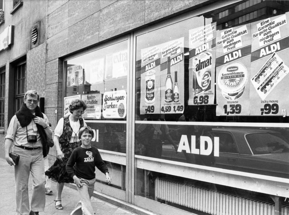 Einkäufer vor einer Aldi-Filiale in Frankfurt am Main im Jahr 1980. - Copyright: Jörg Schmitt/Picture Alliance via Getty Images