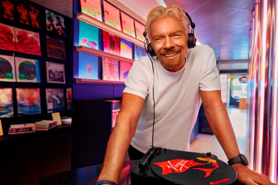 Sir Richard Branson, fundador de Virgin, escucha un disco de vinil en Voyage Vinyl abordo del Scarlet Lady.