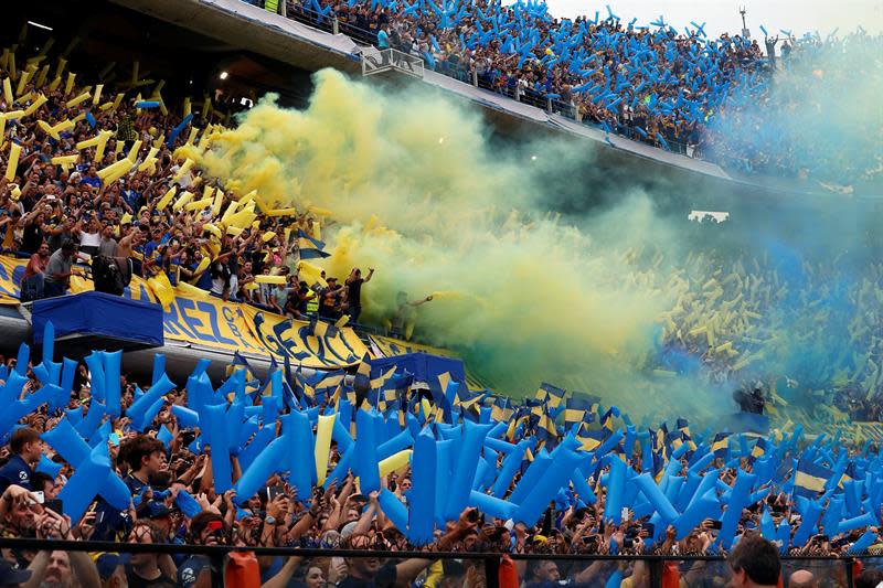 Aficionados de Boca Juniors celebraron el pasado domingo 11 de noviembre durante el primer partido de la final de la Copa Libertadores entre Boca Juniors y River Plate, en el estadio la Bombonera de Buenos Aires (Argentina). EFE