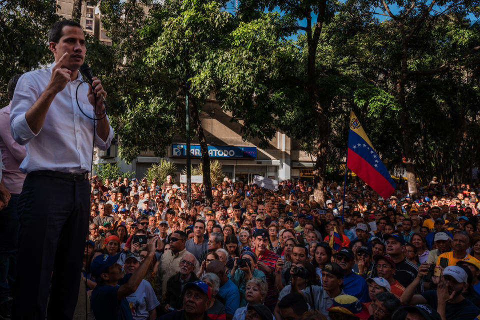 Juan Guaidó, el líder de la oposición de Venezuela, da un discurso a una multitud reunida en apoyo de la Asamblea Nacional, en Caracas, el 11 de enero de 2020. (Adriana Loureiro Fernández/The New York Times)