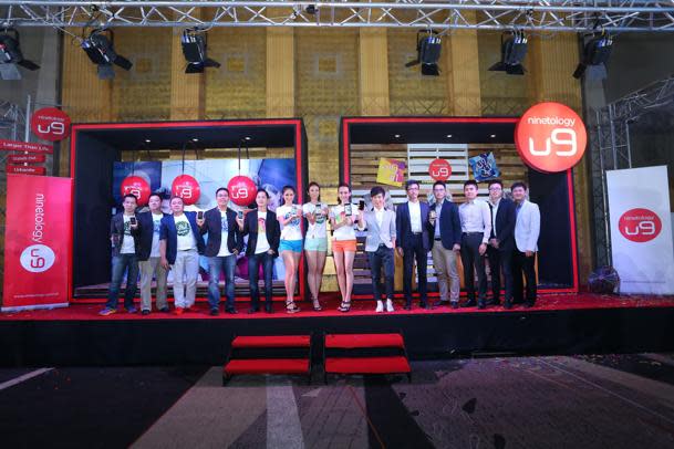 Launch of Ninetology U9 Smartphones. Models together with Ninetology’s Product Spokesperson, Z-Chen, alongside Sean Ng, Chief Executive Officer of Ninetology Holdings Sdn Bhd (fifth from left) Beh Heng Thye, Chief Operations Officer of Ninetology Holdings Sdn Bhd (fourth from left) and Arthur Wang, Senior Director, Head of EMSM, Mediatek Inc (fifth from right).