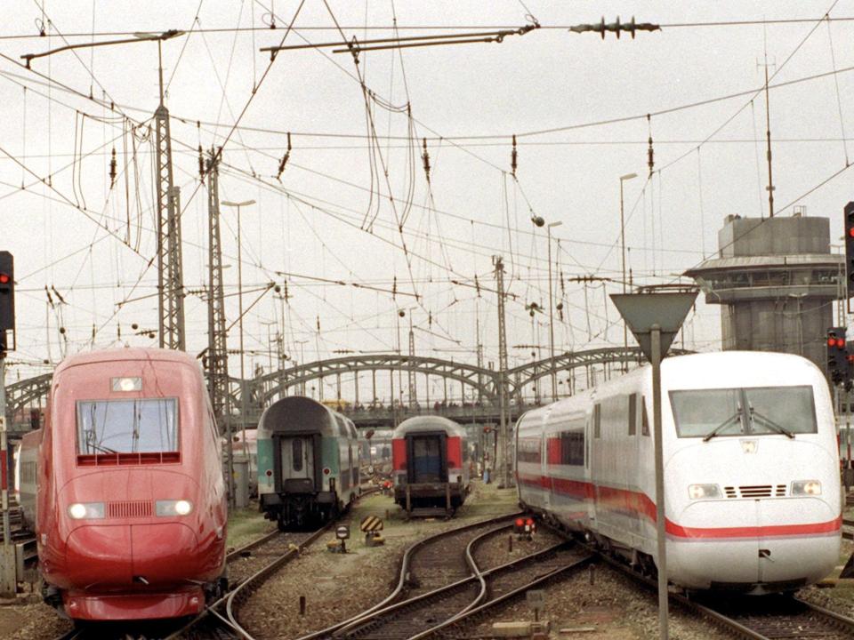 A Deutsche Bahn AG train next to a Thalys train at Munich Central Station in April 1997.