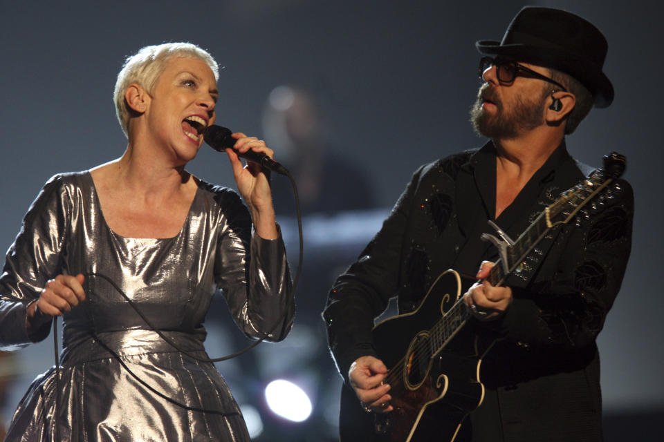 ARCHIVO - Annie Lennox, a la izquierda, y Dave Stewart, del dúo Eurythmics, se presentan en el evento "The Night that Changed America: A Grammy Salute to the Beatles" en Los Ángeles el 27 de enero de 2014. Lennox y Stewart serán incorporados al Salón de la Fama de los Compositores. (Foto por Zach Cordner/Invision/AP, archivo)