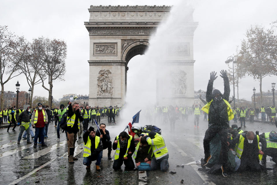 Chalecos amarillos protestan junto al Arco del Triunfo (REUTERS/Stephane Mahe).