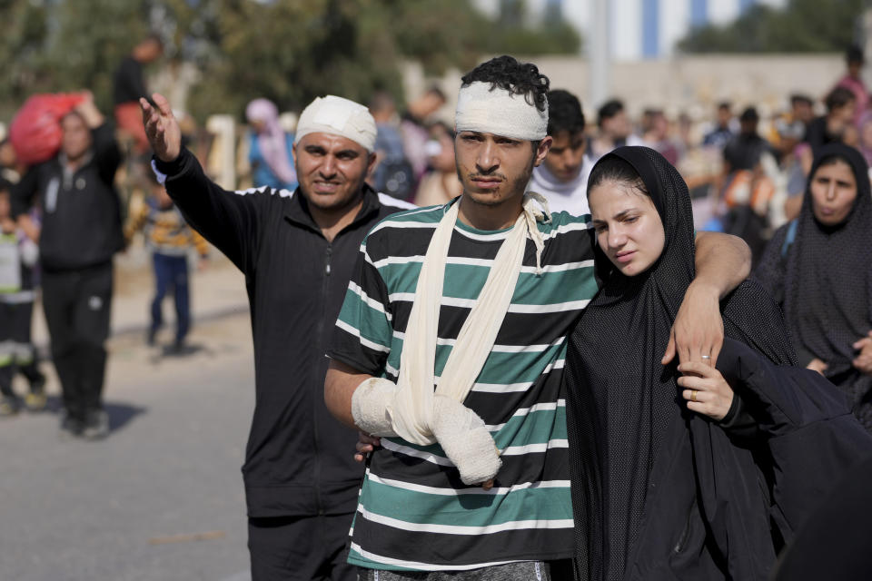 Palestinos huyen hacia el sur de la Franja de Gaza por la avenida Salah al Din, el viernes 10 de noviembre de 2023, en Bureij, Franja de Gaza. (AP Foto/Hatem Moussa)