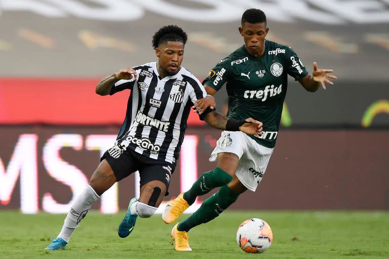 Marinho del Santos en acción contra Danilo del Palmeiras