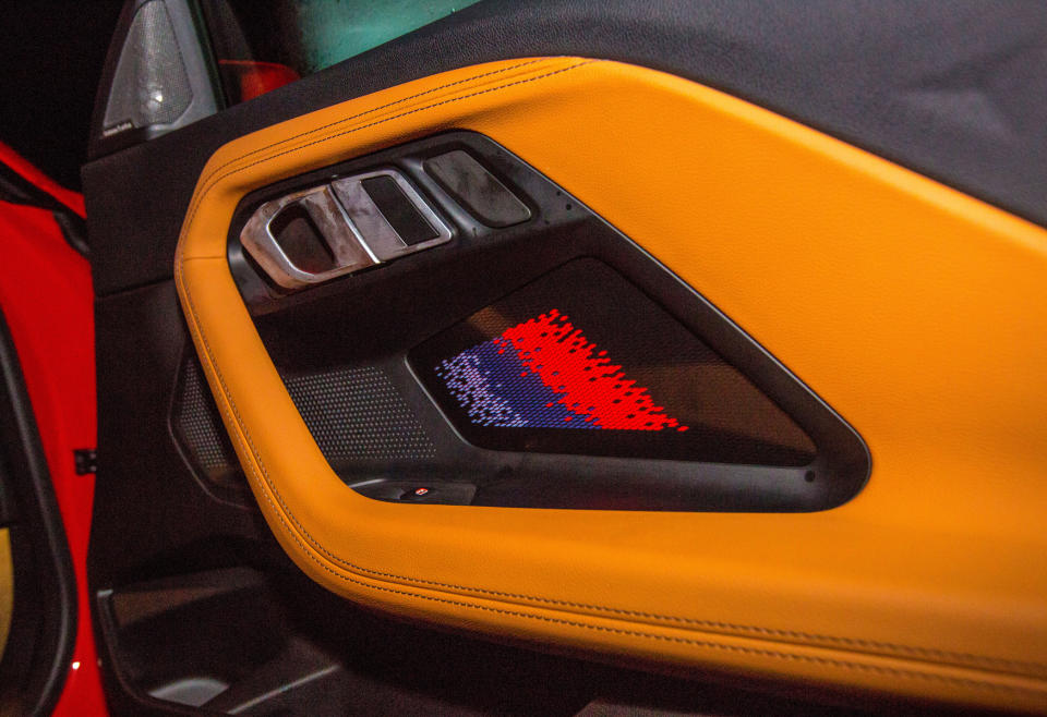 M車款專屬的M光影車門飾板，為全新世代BMW M2營造熱血澎湃的車室氛圍。 