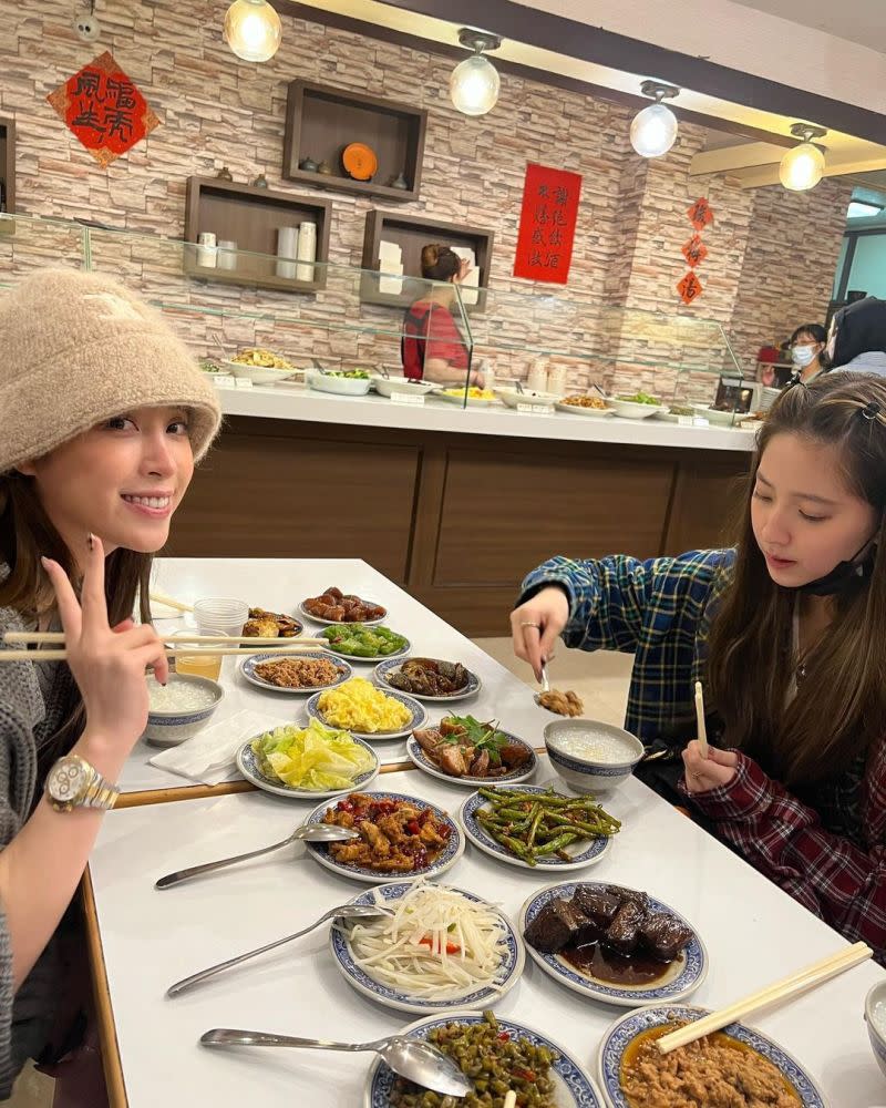 ▲Ouyang Nana posted a photo of eating with her sisters.  (Picture / flip photo of Ouyang Nana IG)