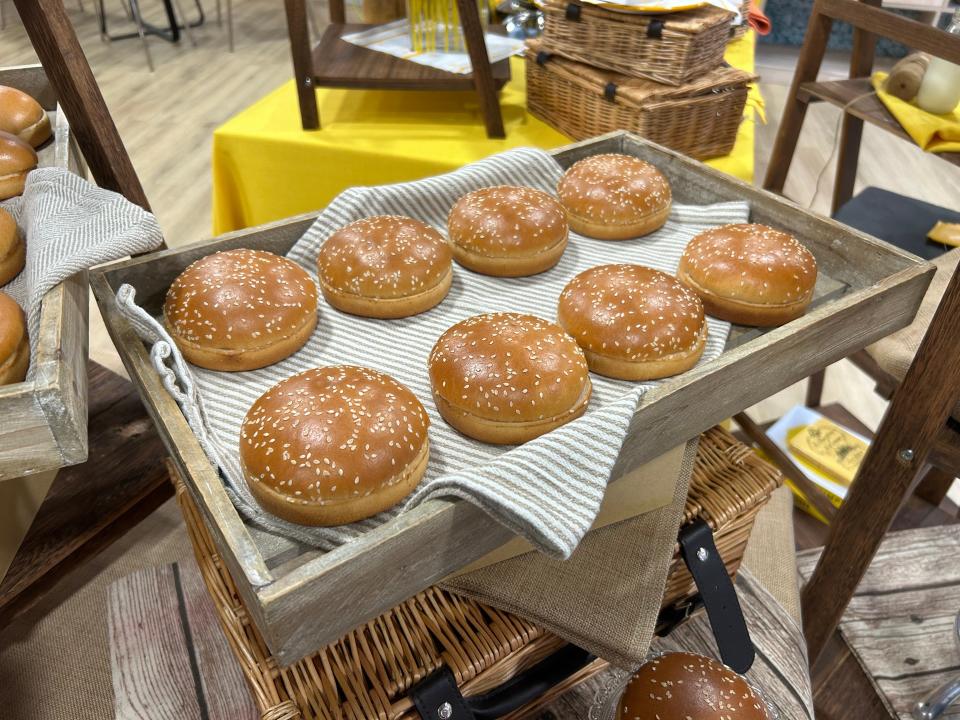 Des petits pains à hamburger McDonald's au nouveau look posés sur un plateau