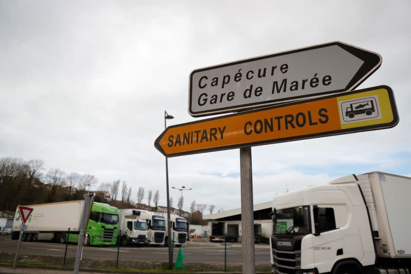 Camiones en "La Gare de Maree" cerca de las plantas de procesamiento de pescado en el puerto de Boulogne-sur-Mer