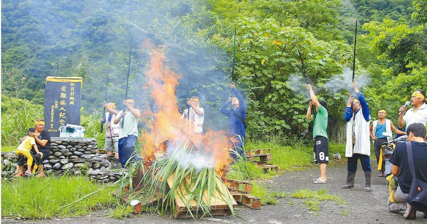 大批遊客湧入慕谷慕魚生態廊道，影響當地環境，銅門部落太魯閣族人2014年在歐菲莉颱風受難族人紀念碑前燒狼煙、鳴槍，抗議長期被「觀光霸凌」。（圖／報系資料照）