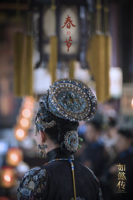 <p>《如懿傳》厲害的地方還有他們請到了香港著名電影美術指導及服裝設計師－張叔平擔任造型指導，從之前已經曝光的劇照中就可以發現，《如懿傳》同樣遵從滿族習俗女人都掛上了一耳三鉗，還有周迅皇后的頂上裝飾細節之逼真，每位娘娘服裝之華麗精美都讓人讚嘆不已。</p>   <cite>微博@如懿傳</cite>