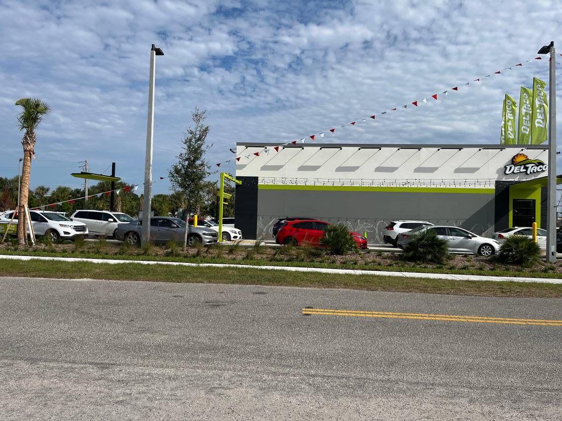 During Saturday afternoon’s lunch rush, cars filed in to get a bite at Del Taco on Manatee Ave. W. in Bradenton. 11/19/2022