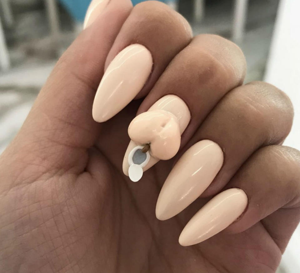 <p>Eleonora Movsisian, que pronto abrirá un salón de belleza en Los Ángeles, también compartió estas uñas-váter. (Foto: Instagram / <a rel="nofollow noopener" href="https://www.instagram.com/nail_sunny/" target="_blank" data-ylk="slk:@nailsunny;elm:context_link;itc:0;sec:content-canvas" class="link ">@nailsunny</a>). </p>